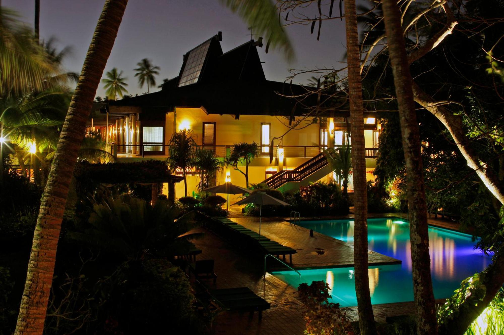 Hotel The Warwick Fiji Korolevu  Exterior foto The house at night